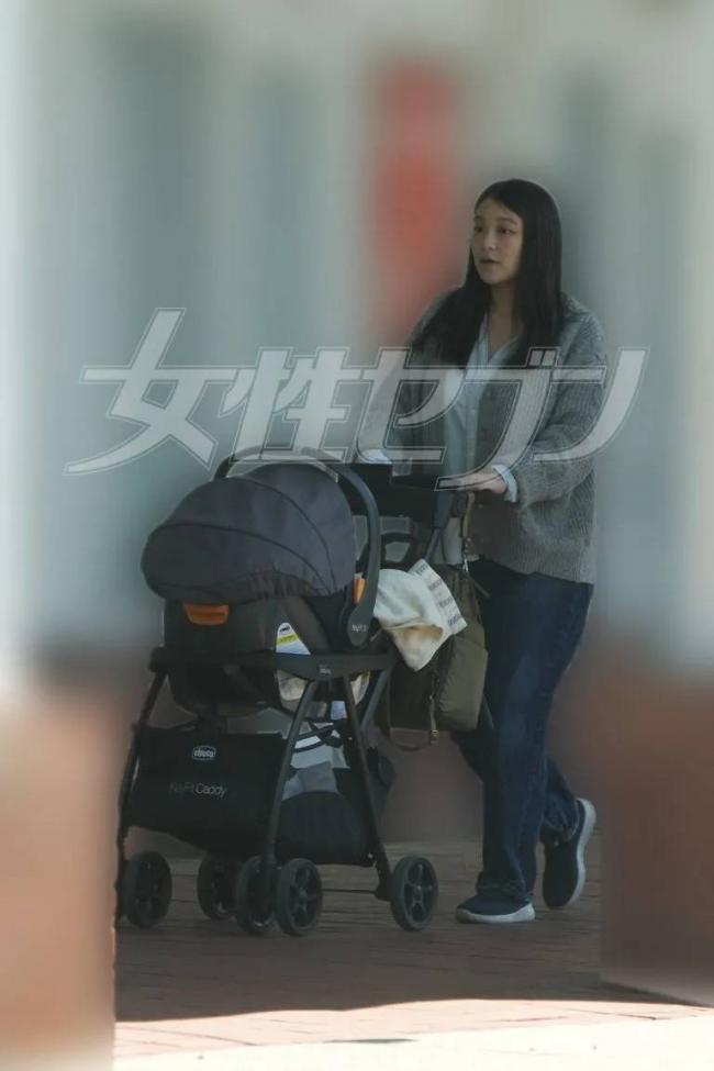 一家三口首亮相,产后的日本公主真子发福很多 一家三口首亮相,产后的日本公主真子发福很多