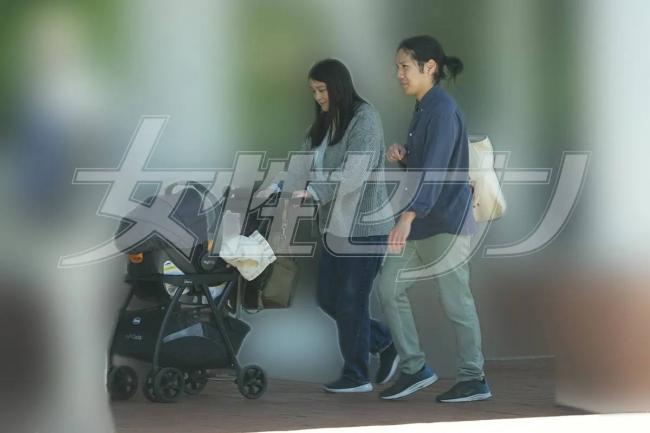 一家三口首亮相,产后的日本公主真子发福很多 一家三口首亮相,产后的日本公主真子发福很多