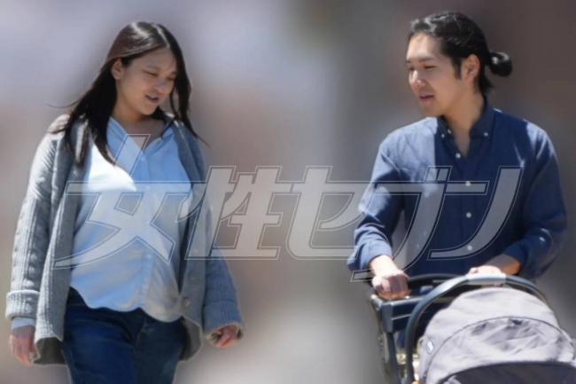 一家三口首亮相,产后的日本公主真子发福很多 一家三口首亮相,产后的日本公主真子发福很多