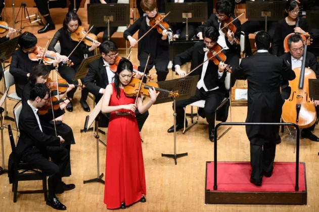 00后中国女孩东京夺冠 日本观众排队要签名 00后中国女孩东京夺冠 日本观众排队要签名