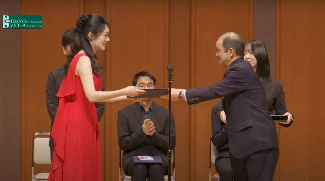 00后中国女孩东京夺冠 日本观众排队要签名 00后中国女孩东京夺冠 日本观众排队要签名
