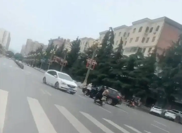 傻眼:书记闹市飞车追撞女人大代表 结果… 傻眼:书记闹市飞车追撞女人大代表 结果…