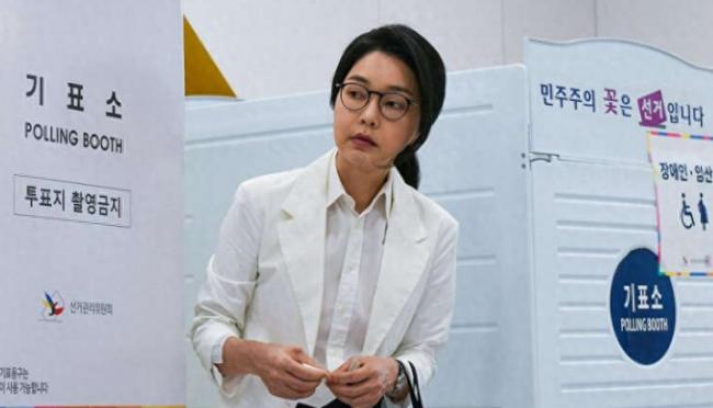 尹锡悦和52岁妻子久违现身,装扮低调显年轻 尹锡悦和52岁妻子久违现身,装扮低调显年轻
