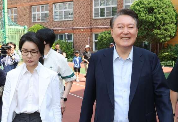 尹锡悦和52岁妻子久违现身,装扮低调显年轻 尹锡悦和52岁妻子久违现身,装扮低调显年轻