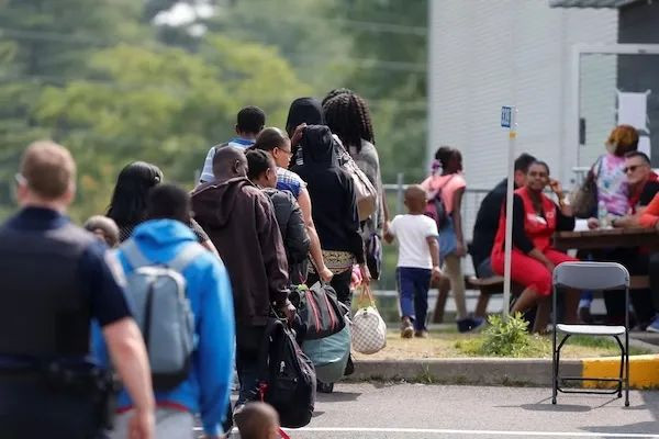 数十万人被迫离加!卡尼清理移民系统 数十万人被迫离加!卡尼清理移民系统