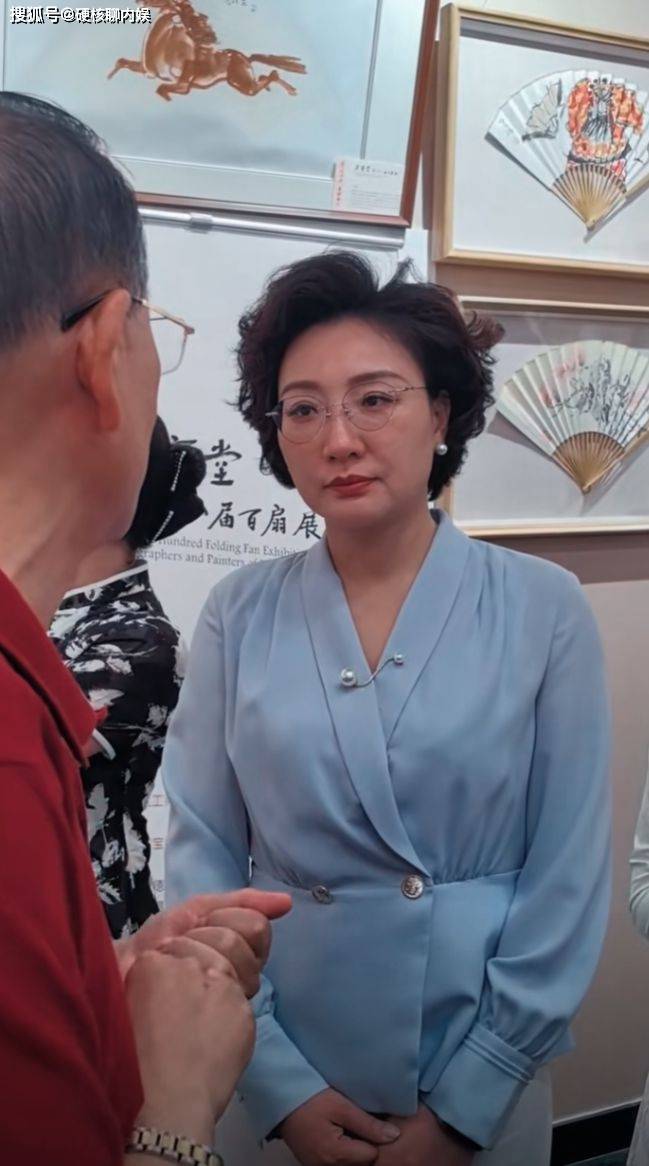 毛新宇夫人现身 状态好引热议 任扇子学会会长 毛新宇夫人现身 状态好引热议 任扇子学会会长