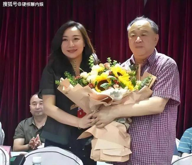 毛新宇夫人现身 状态好引热议 任扇子学会会长 毛新宇夫人现身 状态好引热议 任扇子学会会长