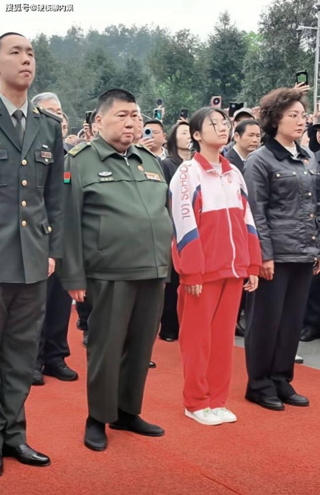 毛新宇夫人现身 状态好引热议 任扇子学会会长 毛新宇夫人现身 状态好引热议 任扇子学会会长