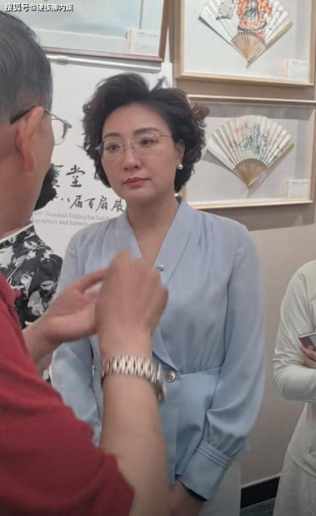 毛新宇夫人现身 状态好引热议 任扇子学会会长 毛新宇夫人现身 状态好引热议 任扇子学会会长