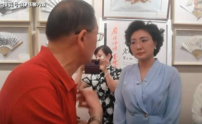 毛新宇夫人现身 状态好引热议 任扇子学会会长 毛新宇夫人现身 状态好引热议 任扇子学会会长