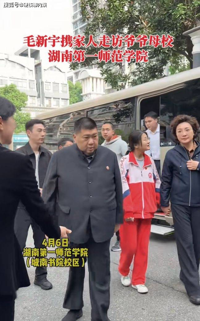 毛新宇夫人现身 状态好引热议 任扇子学会会长 毛新宇夫人现身 状态好引热议 任扇子学会会长
