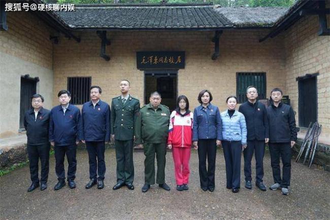 毛新宇夫人现身 状态好引热议 任扇子学会会长 毛新宇夫人现身 状态好引热议 任扇子学会会长