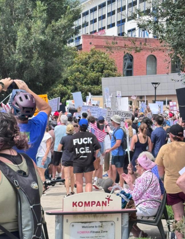 视频:美国各地爆发大规模反川普游行 视频:美国各地爆发大规模反川普游行