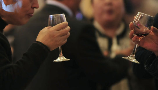 中国多地禁止公务员外出聚餐  墙内热议 中国多地禁止公务员外出聚餐  墙内热议