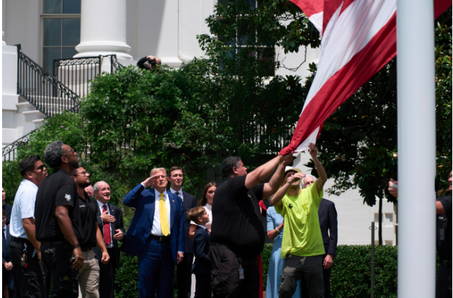 刚刚,川普参加了一场特别的白宫升旗仪式 刚刚,川普参加了一场特别的白宫升旗仪式