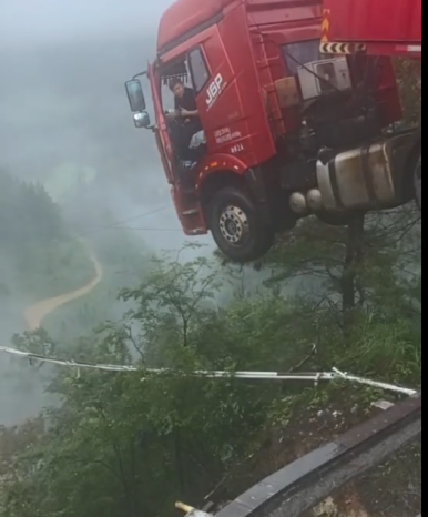 贵州传高速公路桥梁坍塌  现场画面惊人 贵州传高速公路桥梁坍塌  现场画面惊人