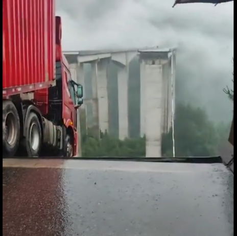 贵州传高速公路桥梁坍塌  现场画面惊人 贵州传高速公路桥梁坍塌  现场画面惊人