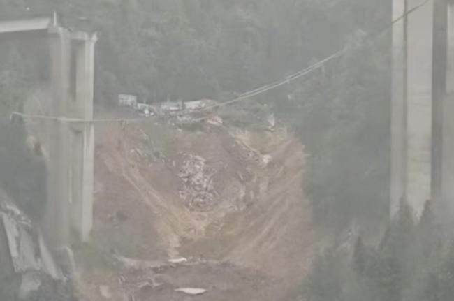 贵州传高速公路桥梁坍塌  现场画面惊人 贵州传高速公路桥梁坍塌  现场画面惊人