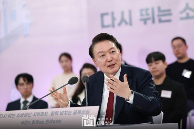 尹锡悦讯问现身 律师团队:高调传唤是羞辱 尹锡悦讯问现身 律师团队:高调传唤是羞辱