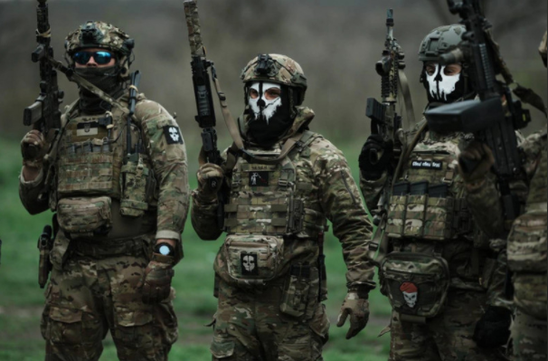 俄军摩托车部队突击乌军阵地遭团灭 俄军摩托车部队突击乌军阵地遭团灭