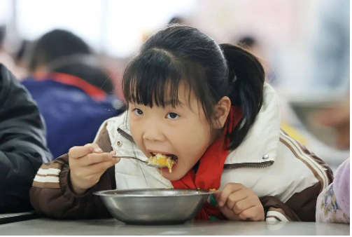 有钱搞形象工程没钱修漏雨教室,太荒唐 有钱搞形象工程没钱修漏雨教室,太荒唐