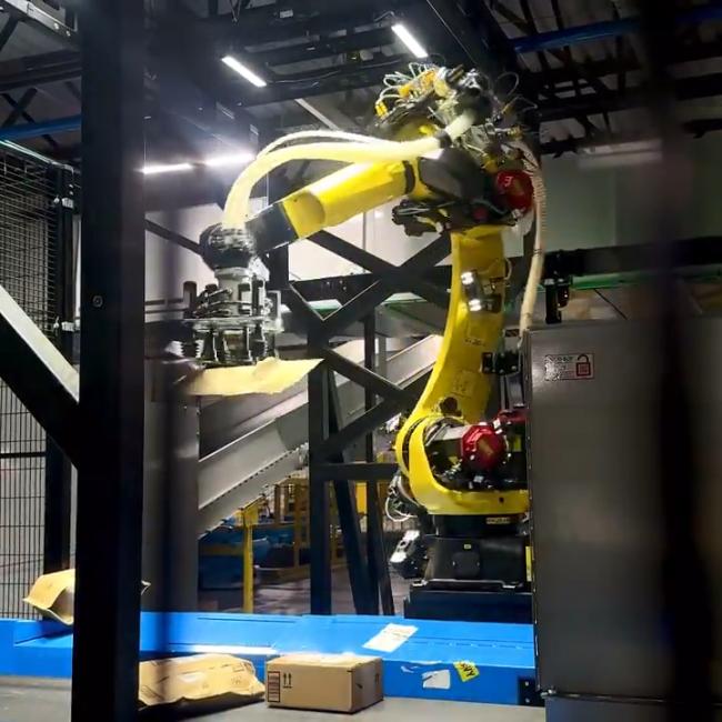 亚马逊新里程碑:机器人数量即将超过人类员工 亚马逊新里程碑:机器人数量即将超过人类员工