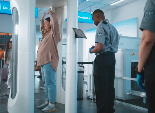 机场惊魂!女乘客因裤裆潮湿被安检拦下搜身 机场惊魂!女乘客因裤裆潮湿被安检拦下搜身