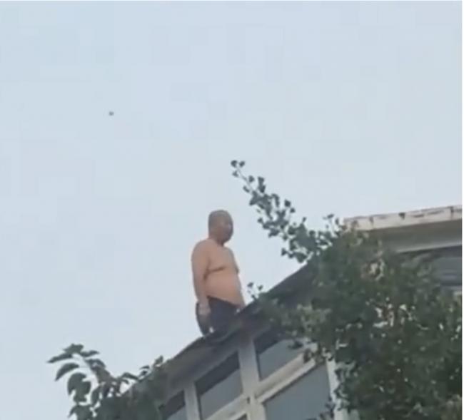 家被强拆 北京大爷持斧站屋顶抵抗 家被强拆 北京大爷持斧站屋顶抵抗