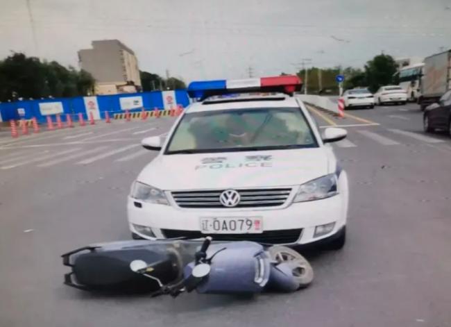 男子将私家车改成警车,与电动车剐碰后悲剧了… 男子将私家车改成警车,与电动车剐碰后悲剧了…