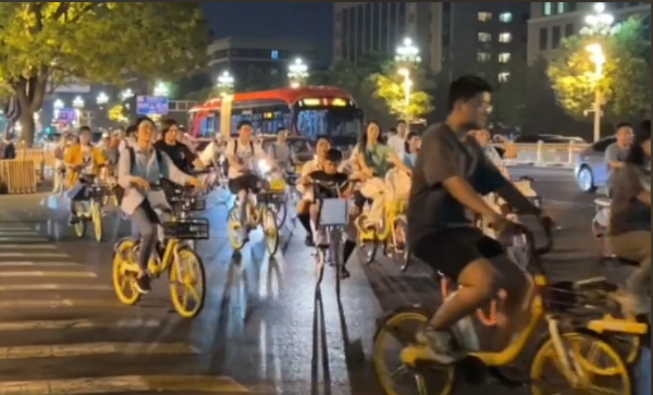 北京长安街突现夜骑潮 北京长安街突现夜骑潮