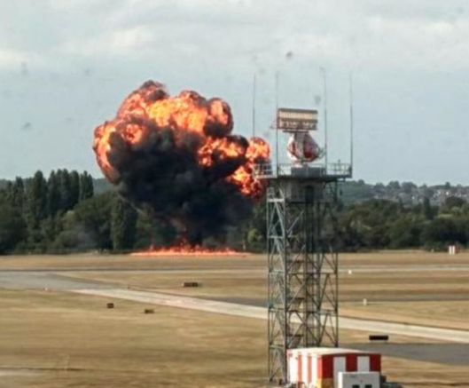 突发:小型飞机机场坠毁燃烧 骇人现场曝光 突发:小型飞机机场坠毁燃烧 骇人现场曝光