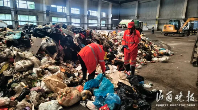 2环卫工高温4小时翻8吨垃圾找回儿童手表 网炸了 2环卫工高温4小时翻8吨垃圾找回儿童手表 网炸了