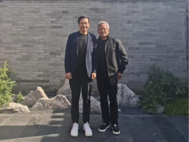 黄仁勋抵北京访问与雷军合照 35度穿皮夹克 黄仁勋抵北京访问与雷军合照 35度穿皮夹克