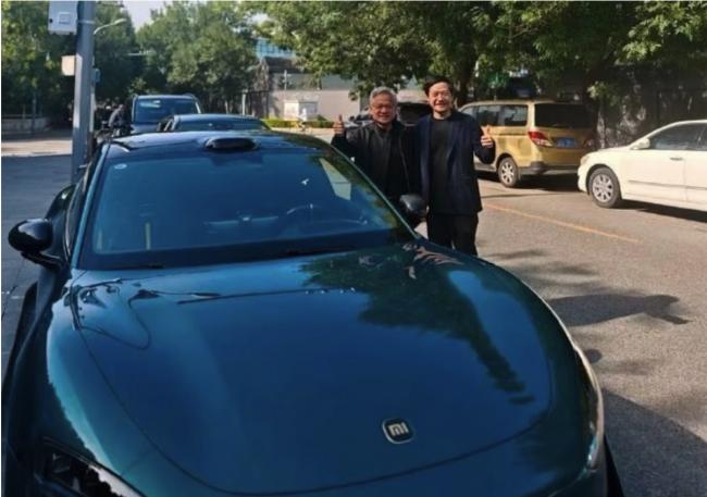 黄仁勋抵北京访问与雷军合照 35度穿皮夹克 黄仁勋抵北京访问与雷军合照 35度穿皮夹克