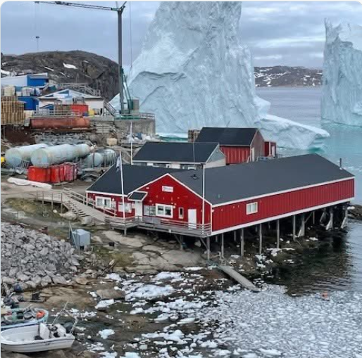 巨型冰山停在家门口 他一觉醒来惊呆 巨型冰山停在家门口 他一觉醒来惊呆
