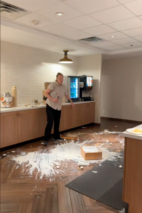 值夜班后被开除 酒店女工暴怒 下秒举动令人震惊 值夜班后被开除 酒店女工暴怒 下秒举动令人震惊