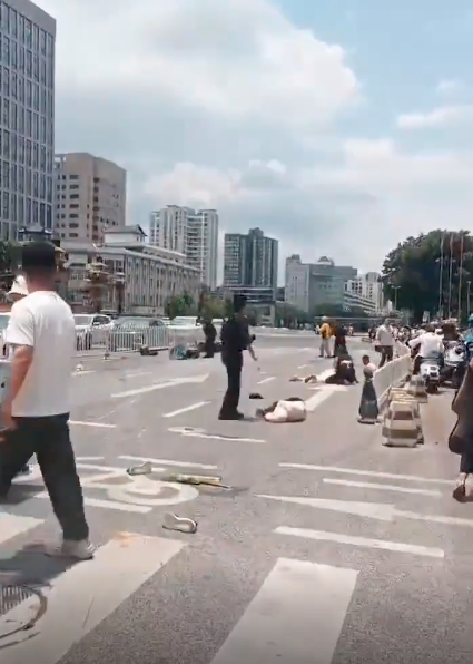 网传:昆明男驾车连撞多名路人 撞烂警车被击毙 网传:昆明男驾车连撞多名路人 撞烂警车被击毙