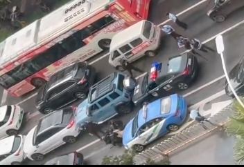 网传:昆明男驾车连撞多名路人 撞烂警车被击毙 网传:昆明男驾车连撞多名路人 撞烂警车被击毙