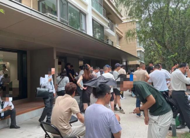 “半夜就来排队” 北京国资13年“新房”被抢购 “半夜就来排队” 北京国资13年“新房”被抢购