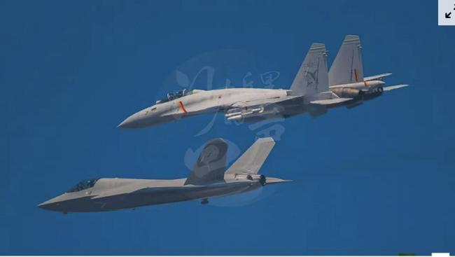 歼-35正式入列 中国海军舰载机编队飞行画面公开 歼-35正式入列 中国海军舰载机编队飞行画面公开