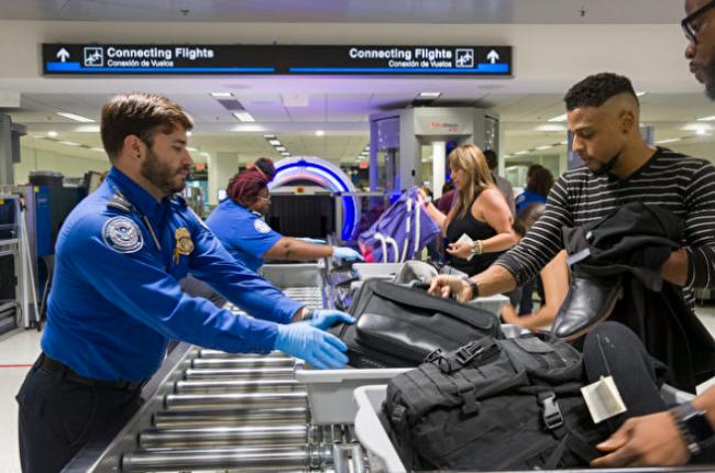 TSA安检突袭 搭机常备零食秒变“禁带品” TSA安检突袭 搭机常备零食秒变“禁带品”