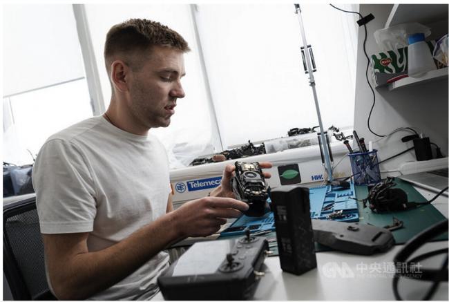 揭密乌克兰无人机医院 工程师巧手让俄军丧胆 揭密乌克兰无人机医院 工程师巧手让俄军丧胆