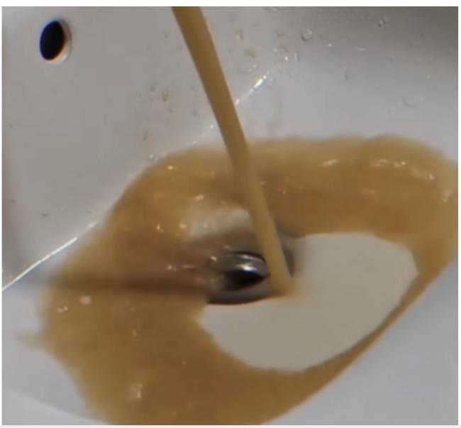 中国污水连环爆 杭州变“便”州 湖南居民上街 中国污水连环爆 杭州变“便”州 湖南居民上街