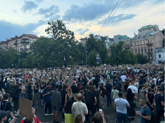 乌克兰爆发针对泽连斯基政府大规模抗议 乌克兰爆发针对泽连斯基政府大规模抗议