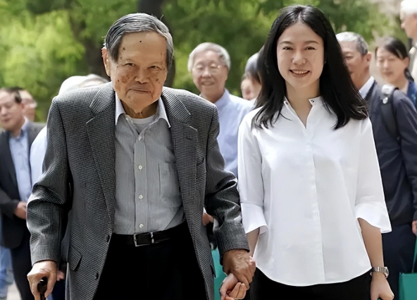 翁帆嫁大自己54岁的杨振宁,是因为爱情,你信吗 翁帆嫁大自己54岁的杨振宁,是因为爱情,你信吗