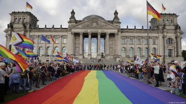 柏林同志骄傲游行 誓言“永不沉默” 柏林同志骄傲游行 誓言“永不沉默”