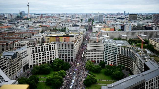 柏林同志骄傲游行 誓言“永不沉默” 柏林同志骄傲游行 誓言“永不沉默”