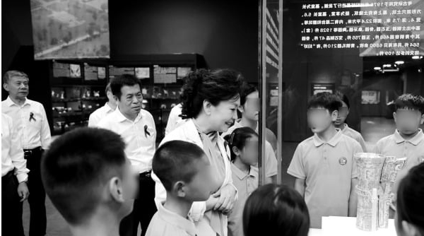 彭丽媛的艾滋病亲善与释永信非经济被抓 彭丽媛的艾滋病亲善与释永信非经济被抓