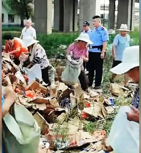山东货车侧翻村民抢光 警喷辣椒水也赶不走 山东货车侧翻村民抢光 警喷辣椒水也赶不走