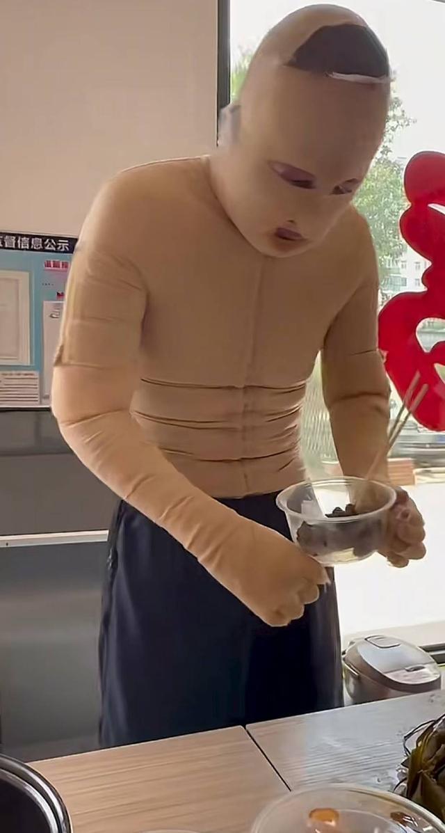 室友电瓶燃爆 武汉大学生全身烧伤 索赔300万 室友电瓶燃爆 武汉大学生全身烧伤 索赔300万